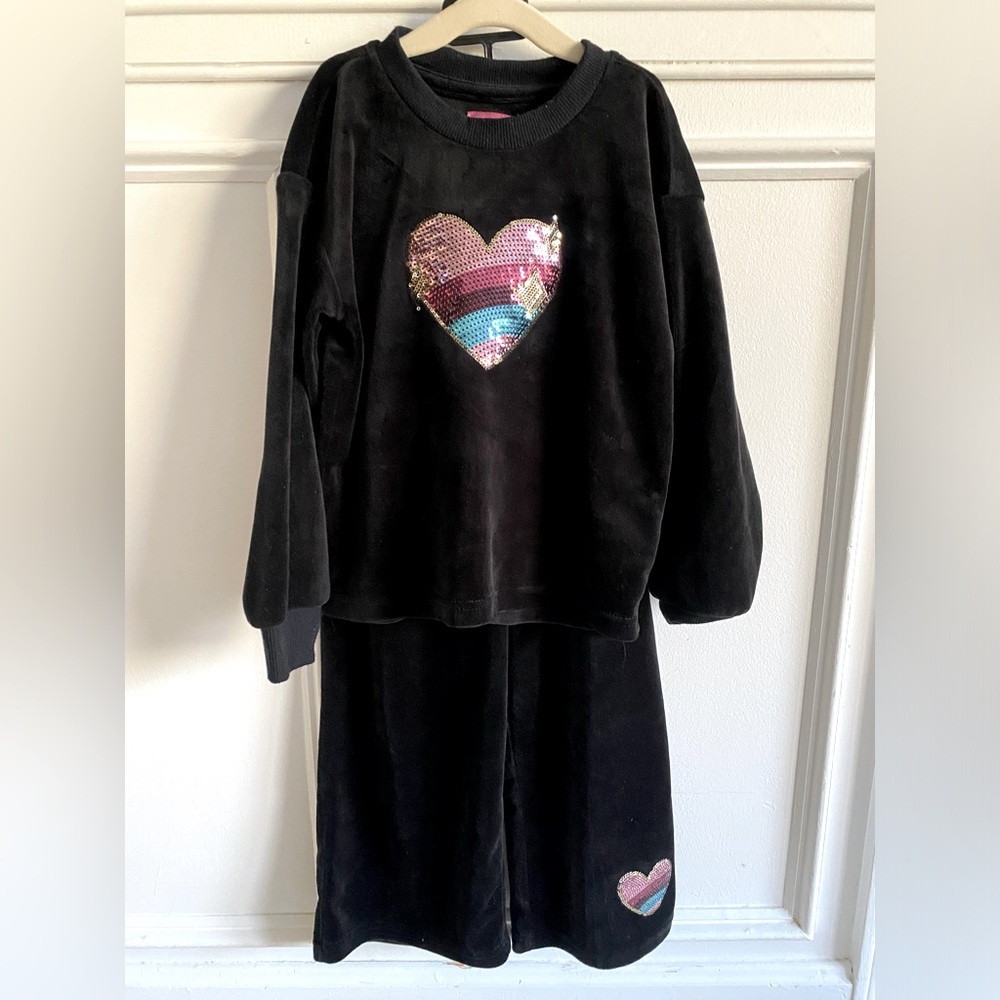 Girls Size 5 Black Graphic Heart Sweatsuit